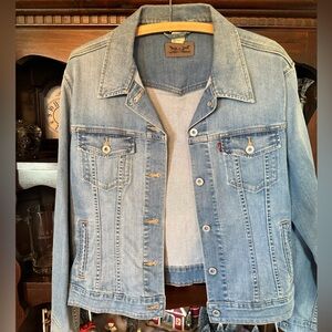 Levi’s light denim jean jacket women’s size XL